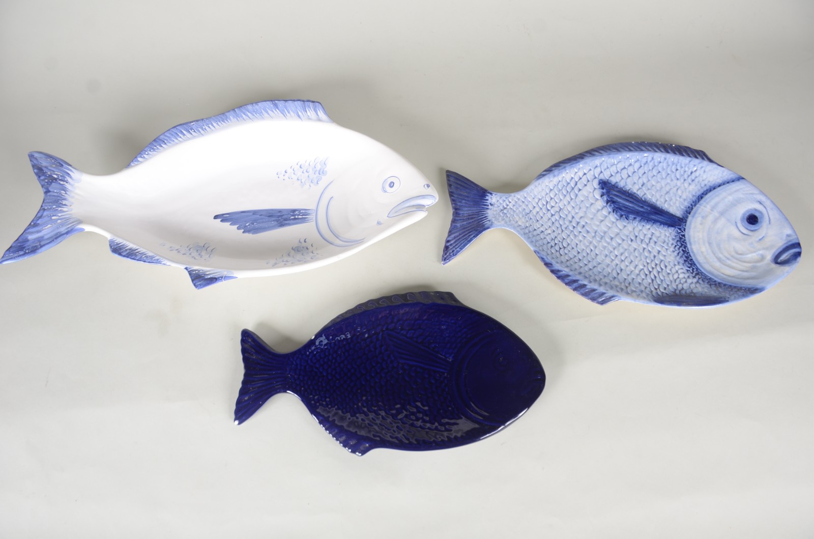 Diversas peças de cerâmica azul e branca, sendo: 3 travessas feitio... - foto 2 de 11