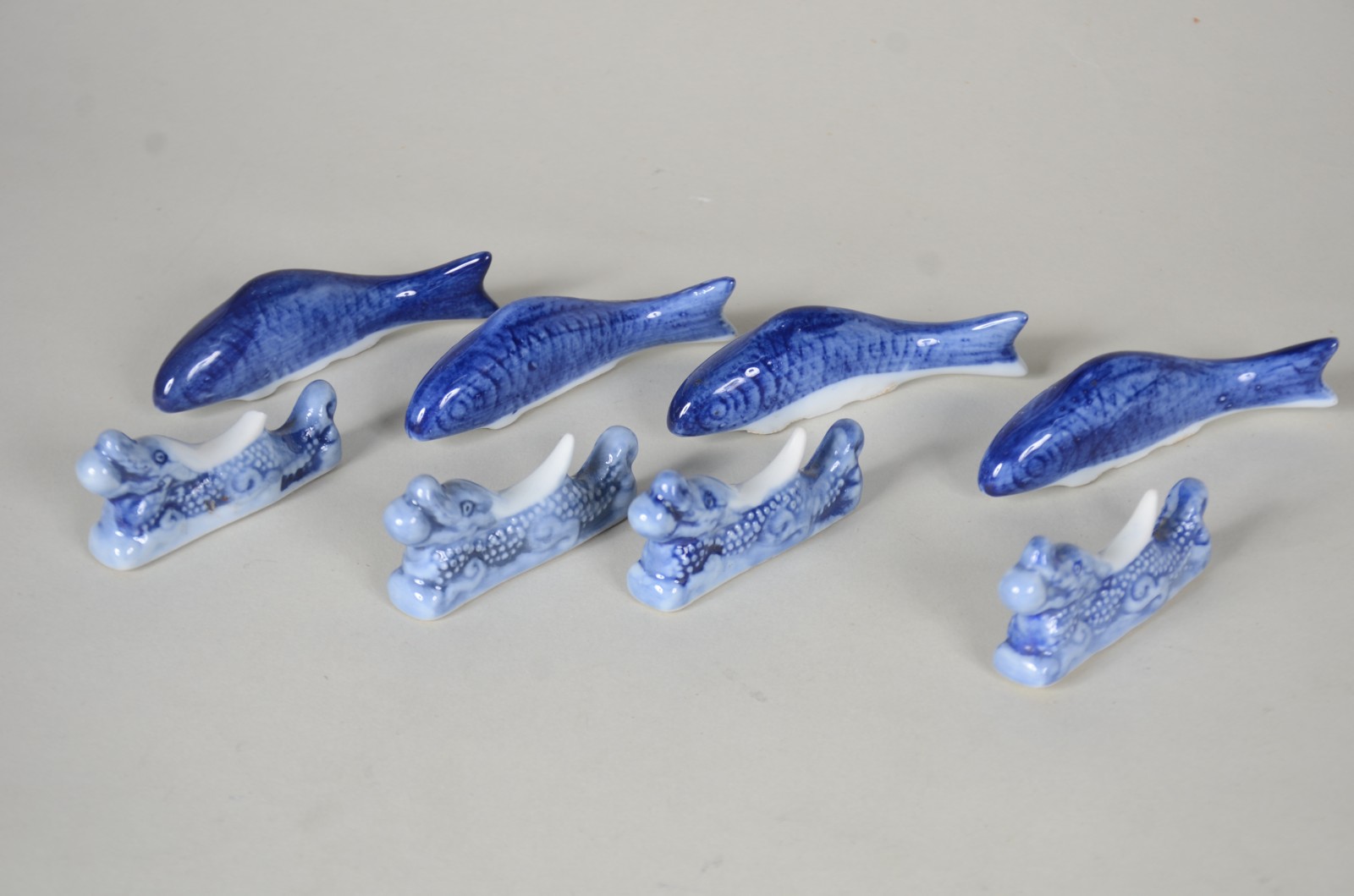 Diversas peças de cerâmica azul e branca, sendo: 3 travessas feitio... - foto 9 de 11