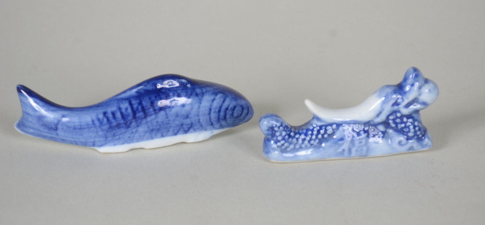 Diversas peças de cerâmica azul e branca, sendo: 3 travessas feitio... - foto 10 de 11