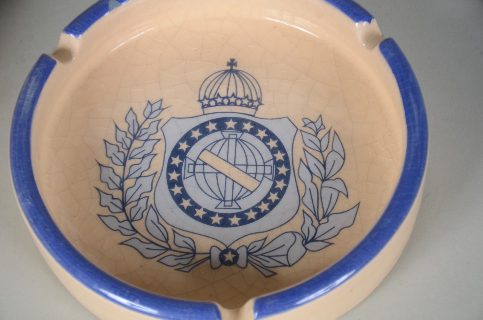 Diversas peças de cerâmica policromada, sendo: tankard com tampa de... - foto 10 de 11