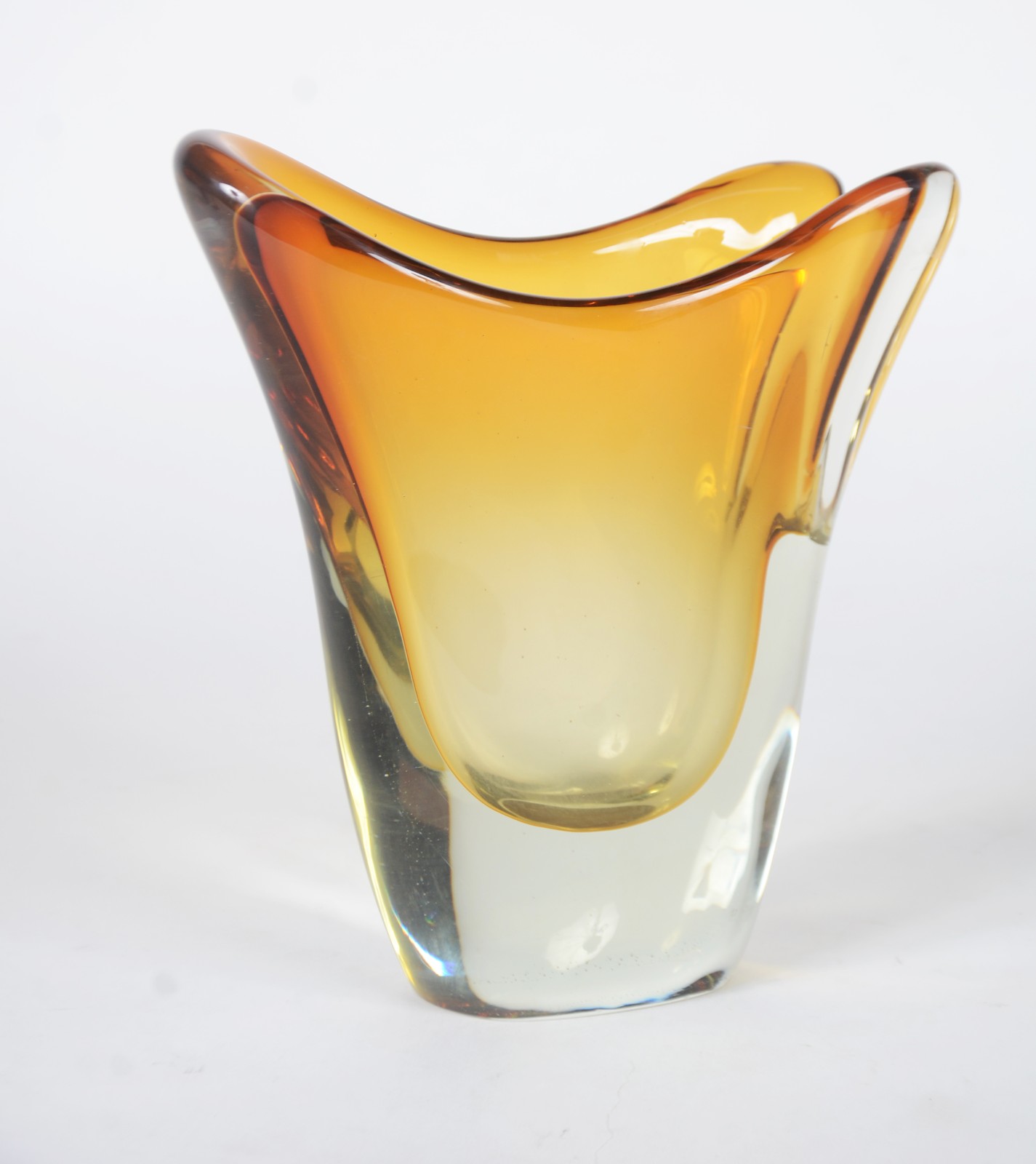 Vaso decorativo de vidro na cor âmbar degradé. - foto 1 de 5