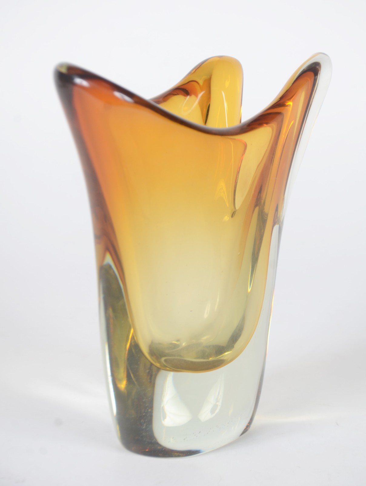 Vaso decorativo de vidro na cor âmbar degradé. - foto 2 de 5
