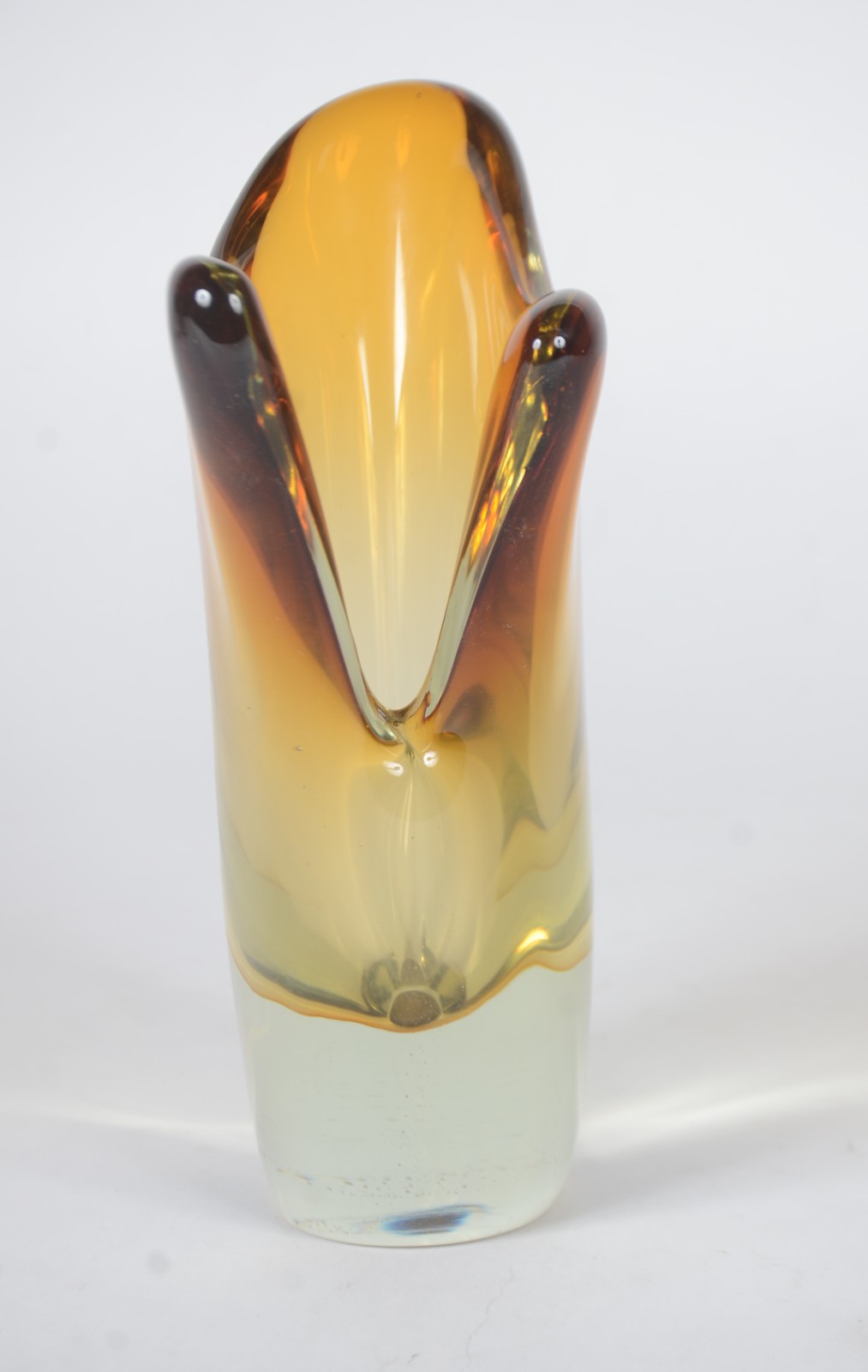 Vaso decorativo de vidro na cor âmbar degradé. - foto 4 de 5