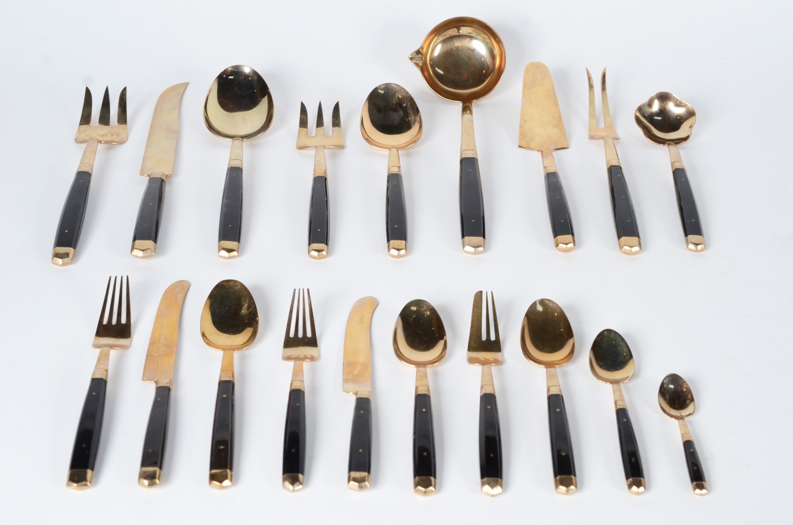 Faqueiro de metal dourado, composto de: 12 garfos, 12 colheres, 12... - foto 1 de 5