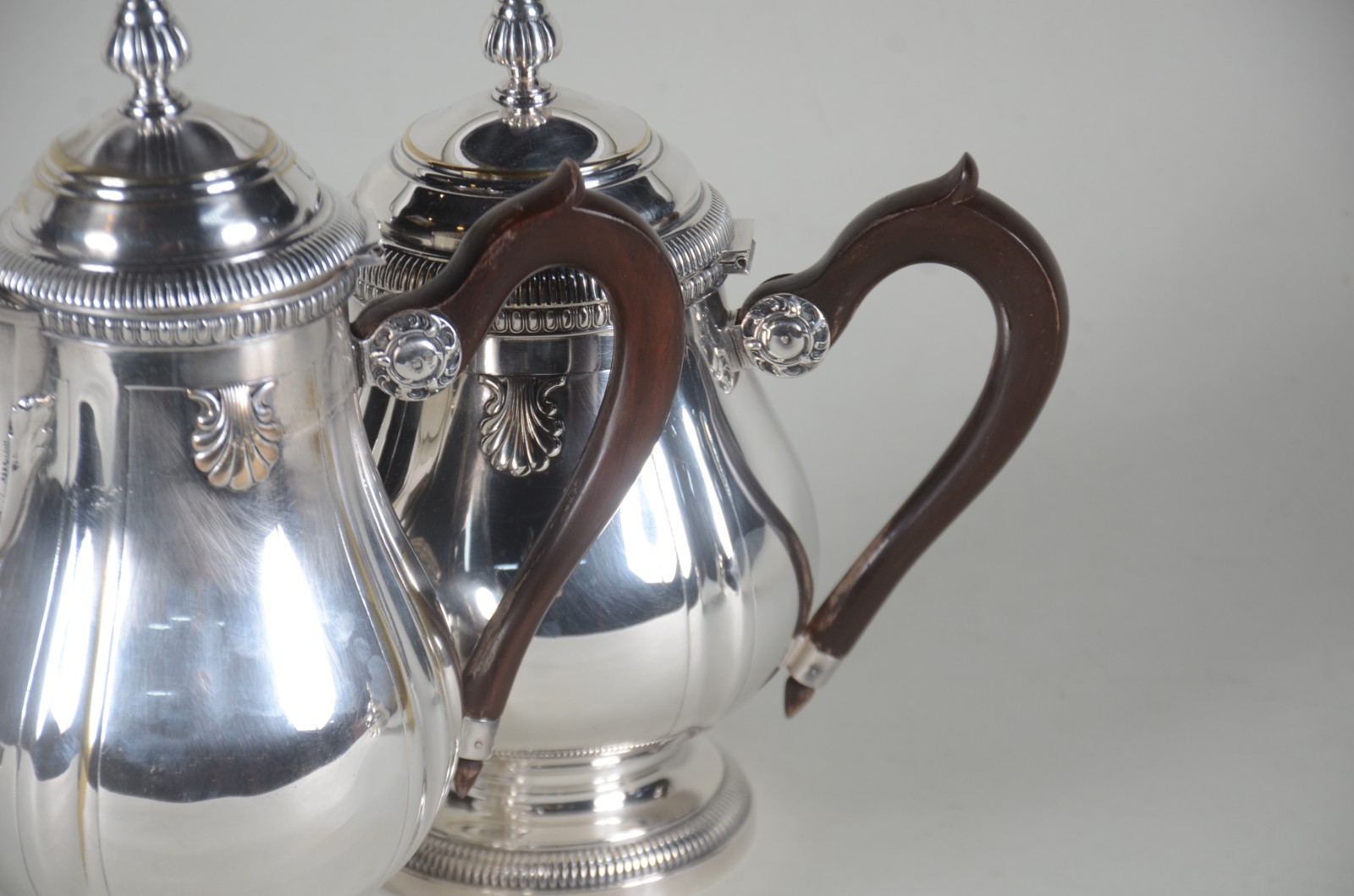 Baixela para chá e café de metal prateado com 5 peças, sendo bandeja... - foto 4 de 11