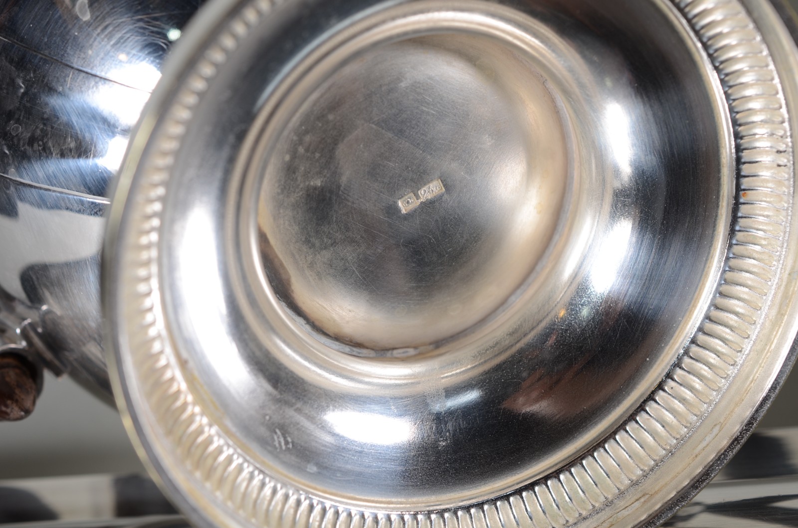 Baixela para chá e café de metal prateado com 5 peças, sendo bandeja... - foto 9 de 11
