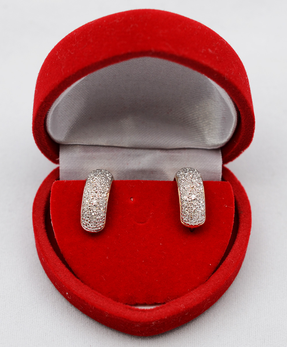 Par de brincos modelo argola em ouro amarelo 18 k e 30 brilhantes... - foto 1 de 2