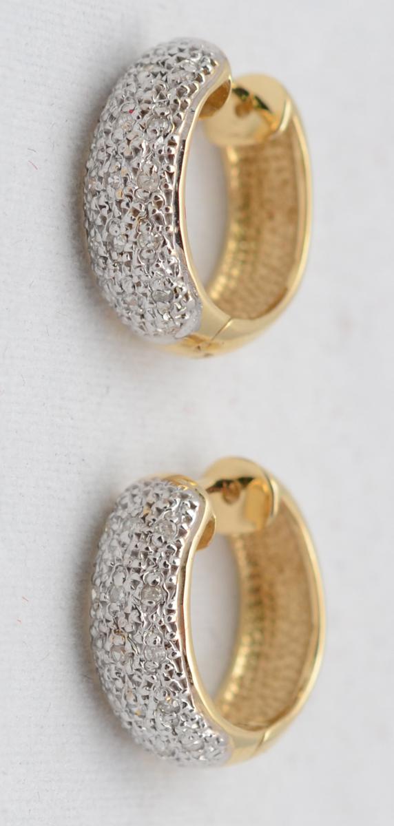 Par de brincos modelo argola em ouro amarelo 18 k e 30 brilhantes... - foto 2 de 2