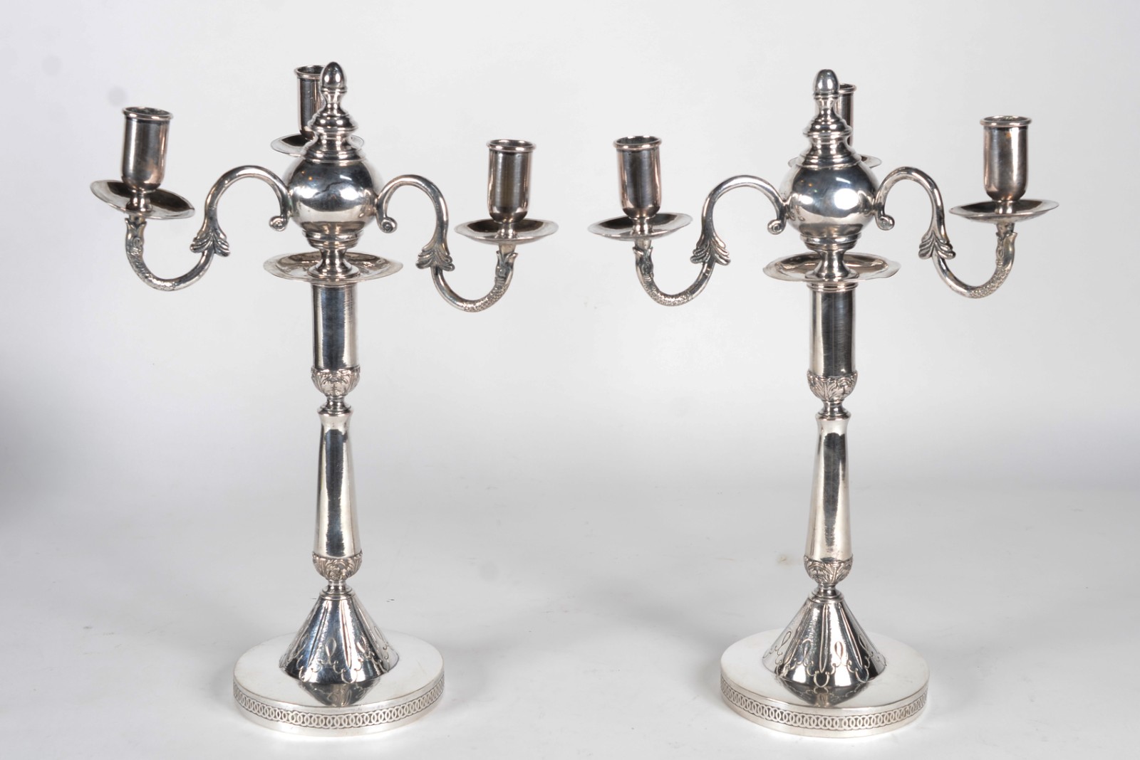 Par de candelabros de prata de lei, para 3 velas cada, reversíveis em... - foto 1 de 11