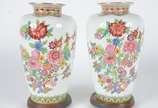 Par de vasos de porcelana nacional decoração fl... - Par de vasos de porcelana nacional decoração floral em policromia, frisos dourados e bases de madeira.