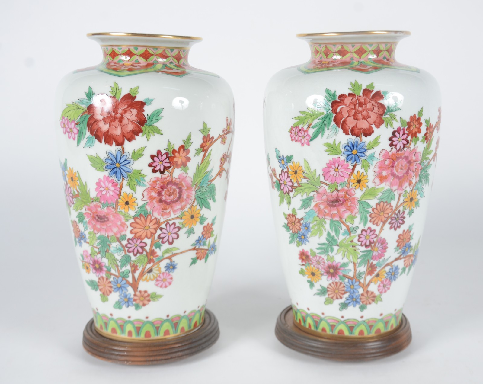 Par de vasos de porcelana nacional decoração floral em policromia... - foto 1 de 10