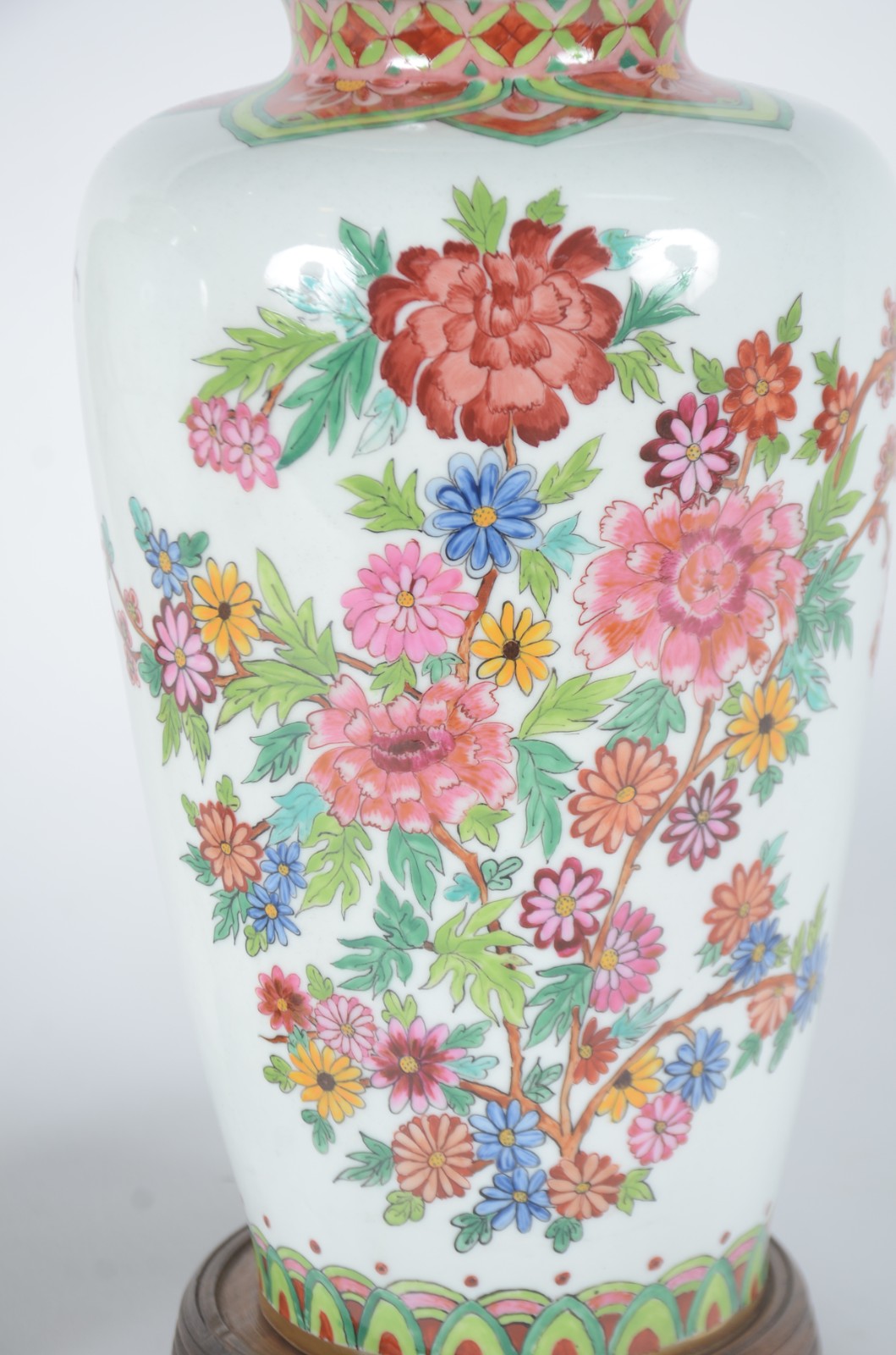 Par de vasos de porcelana nacional decoração floral em policromia... - foto 2 de 10