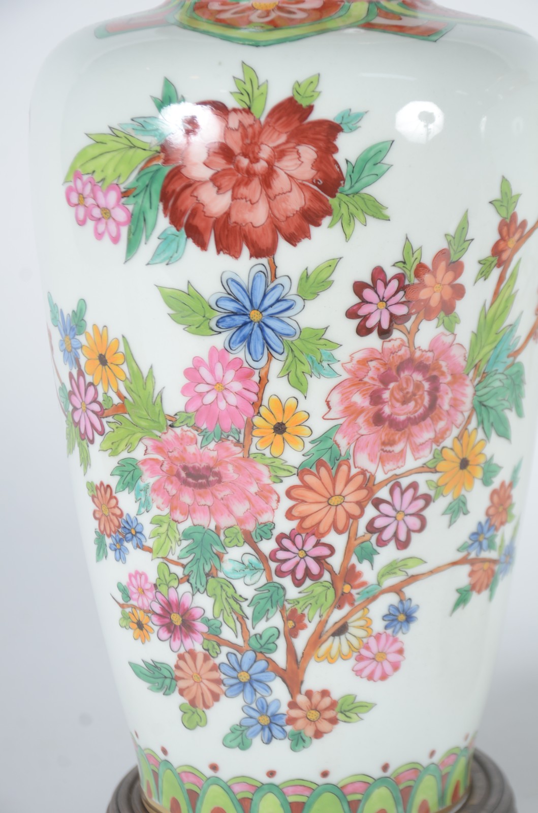 Par de vasos de porcelana nacional decoração floral em policromia... - foto 3 de 10