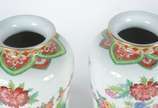 Par de vasos de porcelana nacional decoração fl... - Par de vasos de porcelana nacional decoração floral em policromia, frisos dourados e bases de madeira.