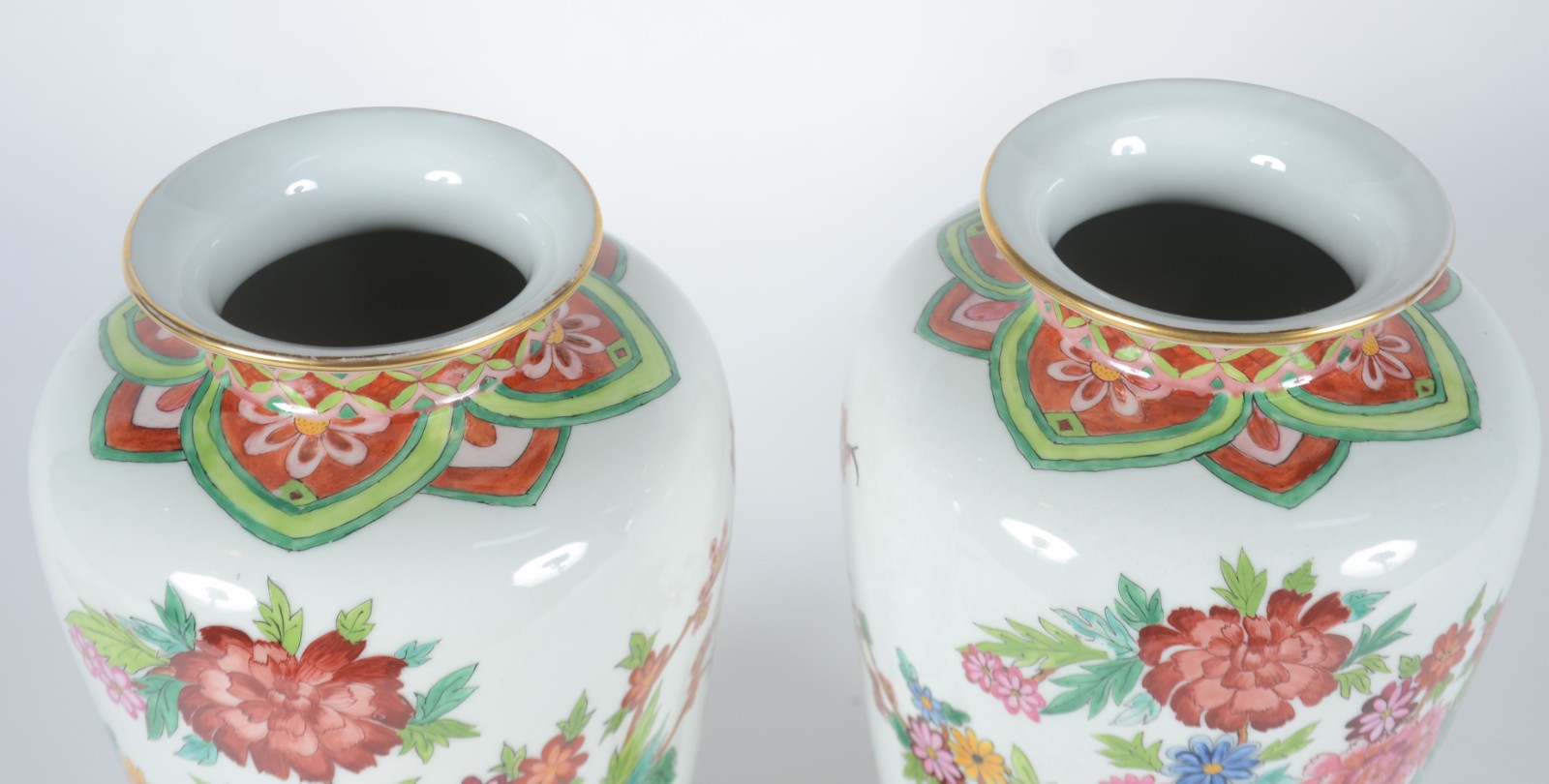 Par de vasos de porcelana nacional decoração floral em policromia... - foto 4 de 10