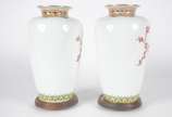 Par de vasos de porcelana nacional decoração fl... - Par de vasos de porcelana nacional decoração floral em policromia, frisos dourados e bases de madeira.