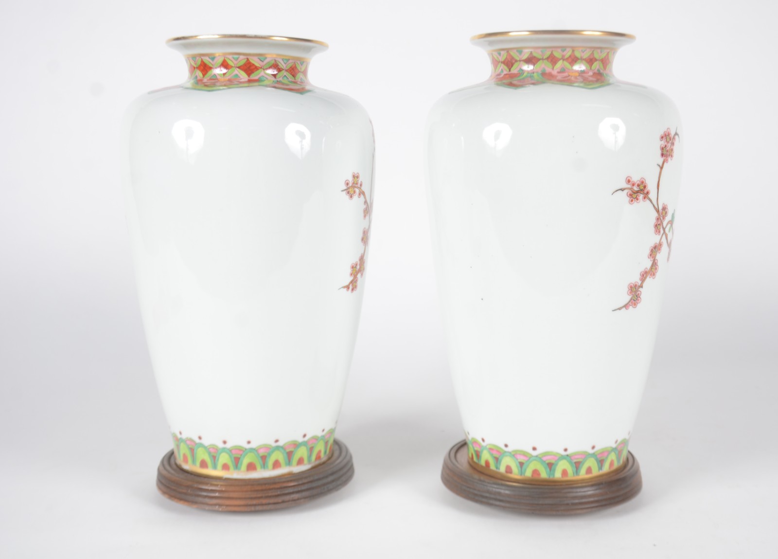 Par de vasos de porcelana nacional decoração floral em policromia... - foto 5 de 10
