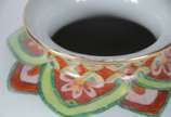 Par de vasos de porcelana nacional decoração fl... - Par de vasos de porcelana nacional decoração floral em policromia, frisos dourados e bases de madeira.