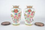 Par de vasos de porcelana nacional decoração fl... - Par de vasos de porcelana nacional decoração floral em policromia, frisos dourados e bases de madeira.