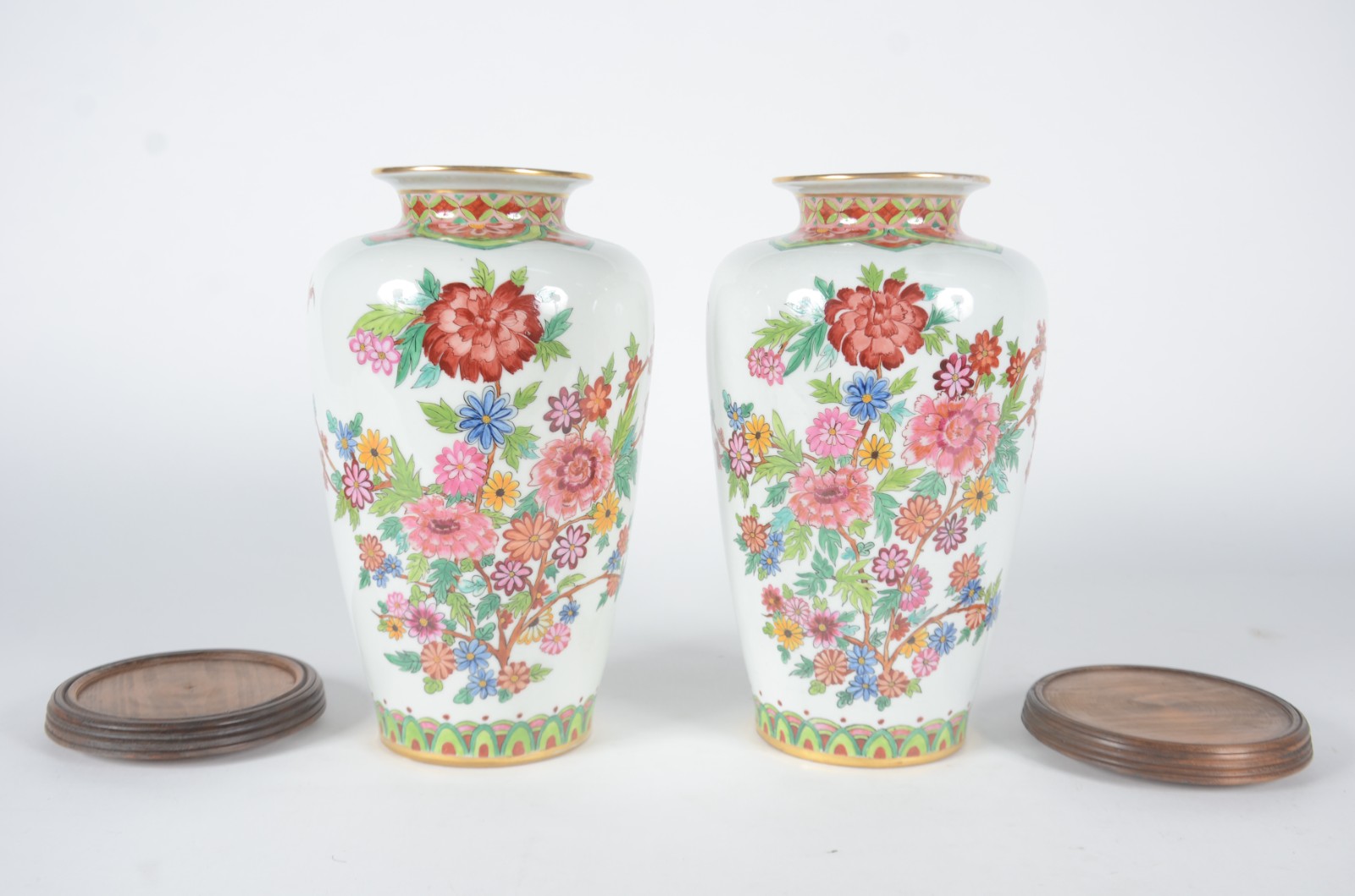 Par de vasos de porcelana nacional decoração floral em policromia... - foto 7 de 10