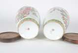 Par de vasos de porcelana nacional decoração fl... - Par de vasos de porcelana nacional decoração floral em policromia, frisos dourados e bases de madeira.