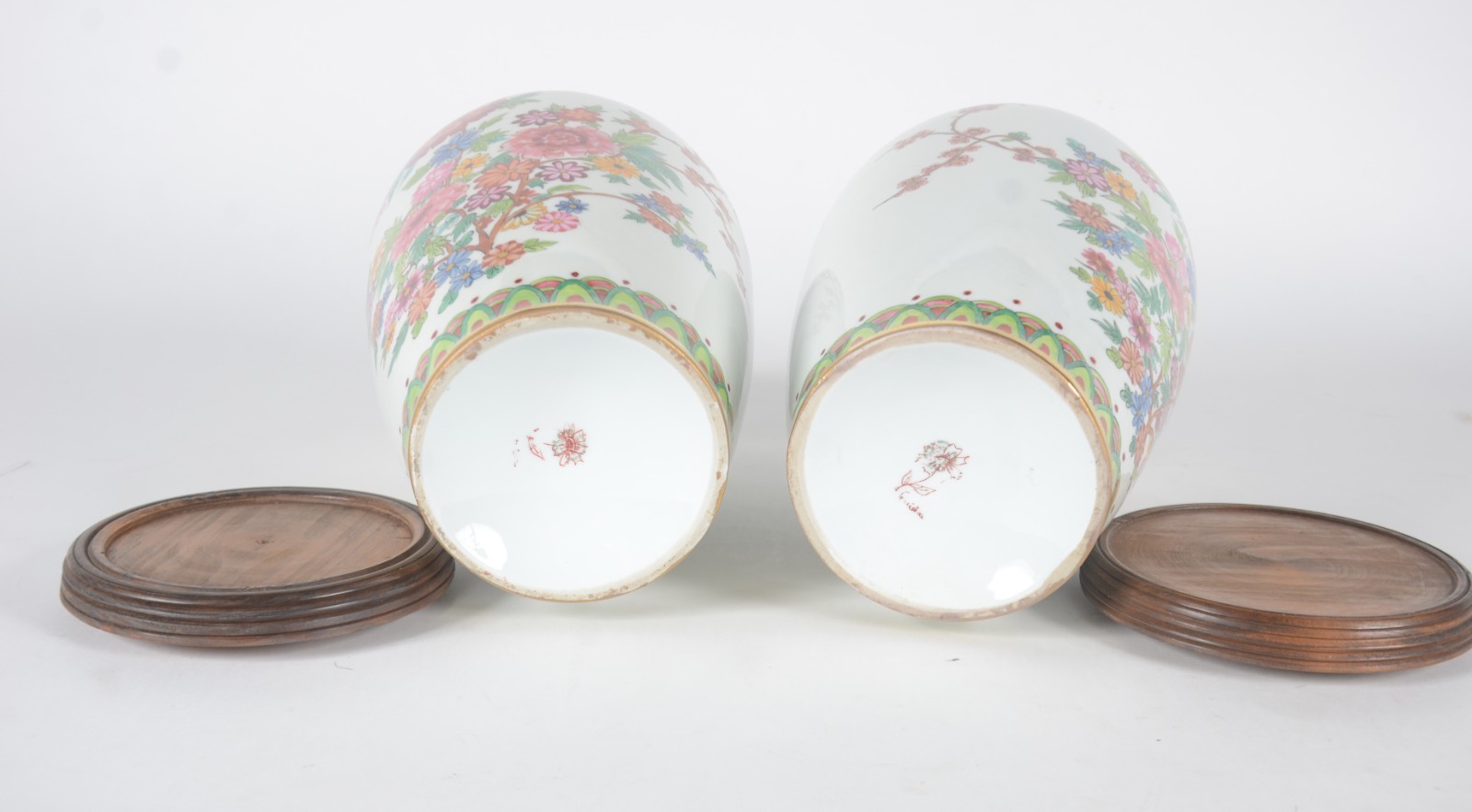 Par de vasos de porcelana nacional decoração floral em policromia... - foto 8 de 10