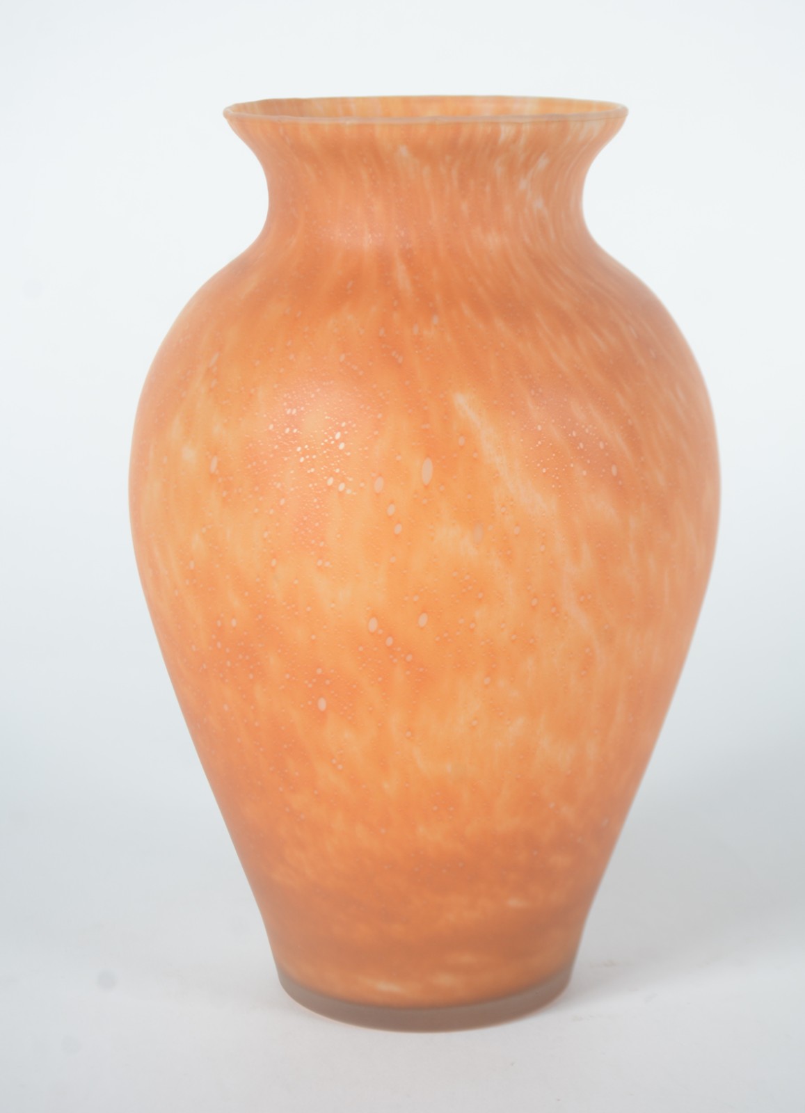 Dois vasos de vidro, sendo um laranja mesclado e outro laranja com... - foto 2 de 11