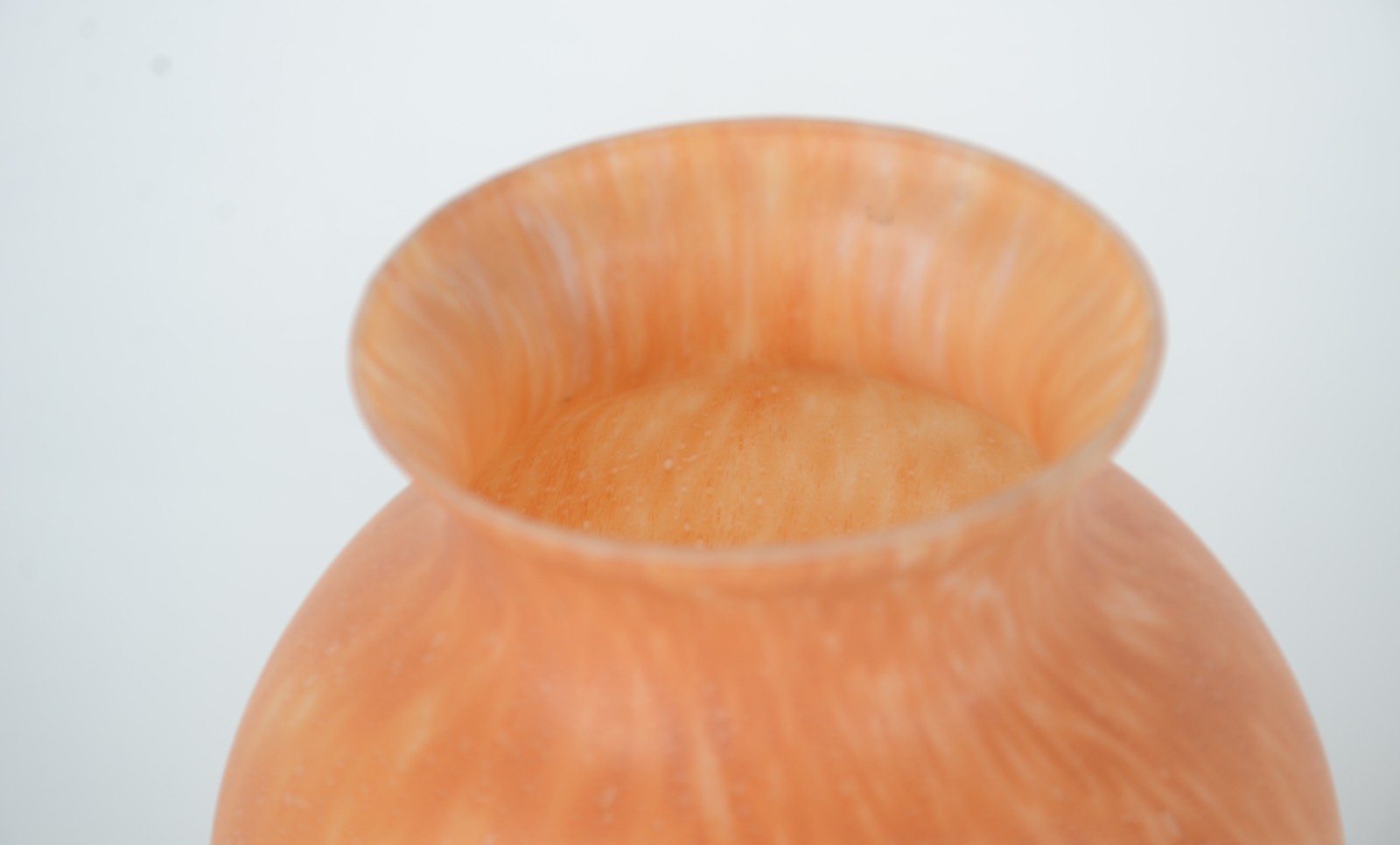 Dois vasos de vidro, sendo um laranja mesclado e outro laranja com... - foto 3 de 11