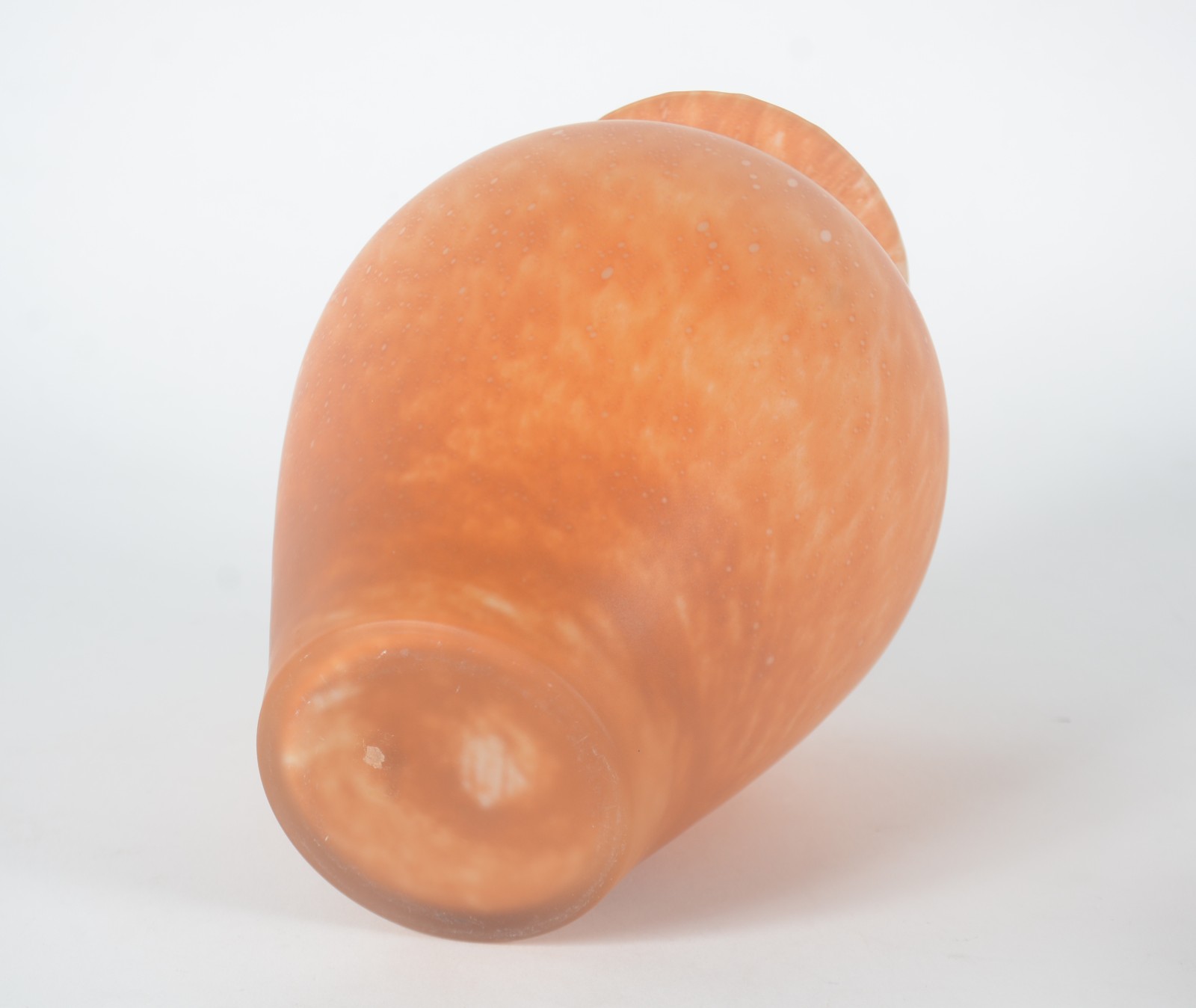Dois vasos de vidro, sendo um laranja mesclado e outro laranja com... - foto 4 de 11