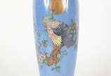 George Jones & Sons crescent,  - Vaso de porcelana inglesa decorada com ave do paraíso em policromia sobre fundo azul e frisos dourados. Marca na base.