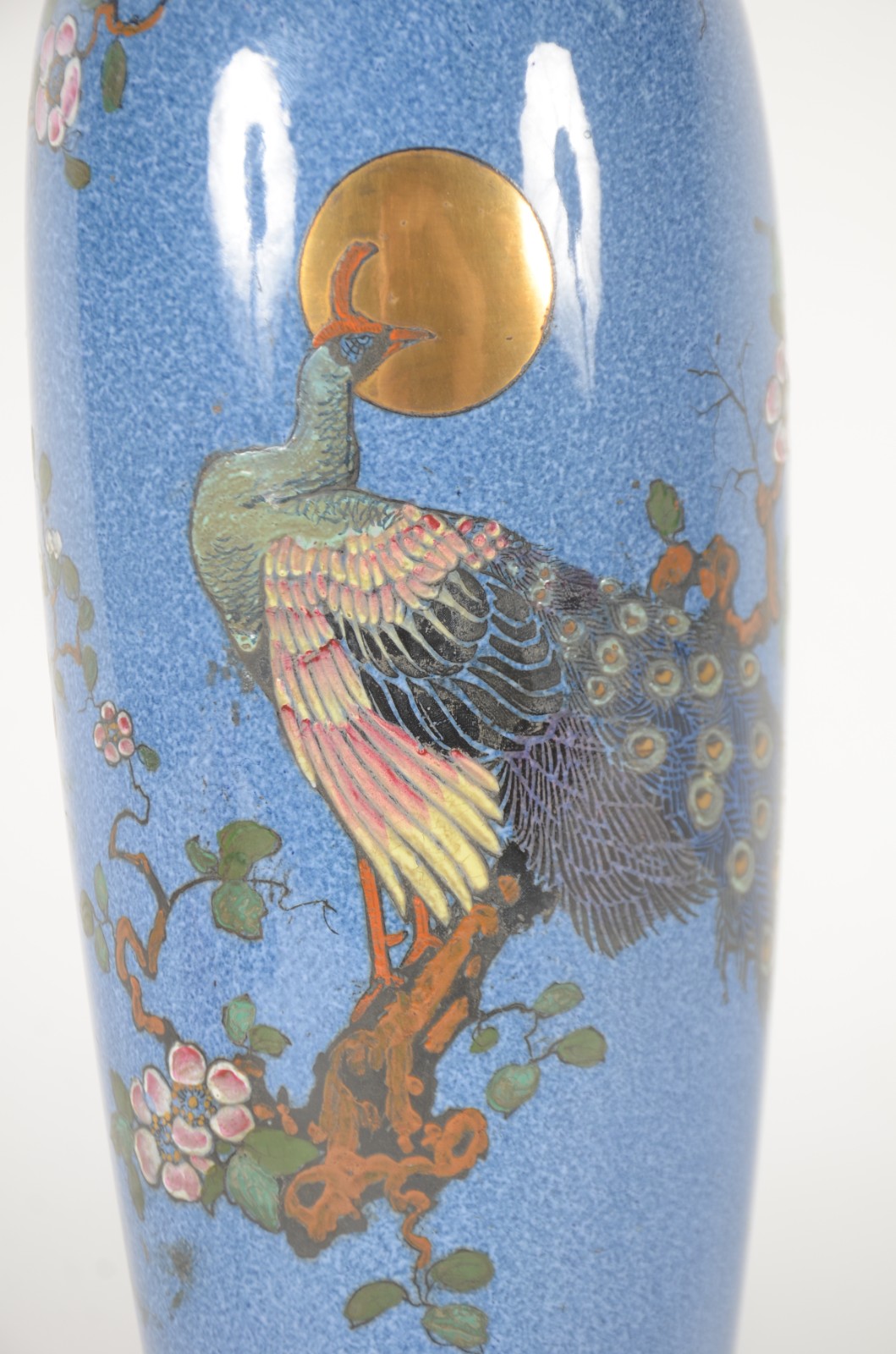 Vaso de porcelana inglesa decorada com ave do paraíso em policromia... - foto 2 de 8