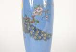 George Jones & Sons crescent,  - Vaso de porcelana inglesa decorada com ave do paraíso em policromia sobre fundo azul e frisos dourados. Marca na base.