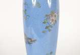 George Jones & Sons crescent,  - Vaso de porcelana inglesa decorada com ave do paraíso em policromia sobre fundo azul e frisos dourados. Marca na base.
