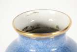 George Jones & Sons crescent,  - Vaso de porcelana inglesa decorada com ave do paraíso em policromia sobre fundo azul e frisos dourados. Marca na base.