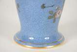 George Jones & Sons crescent,  - Vaso de porcelana inglesa decorada com ave do paraíso em policromia sobre fundo azul e frisos dourados. Marca na base.