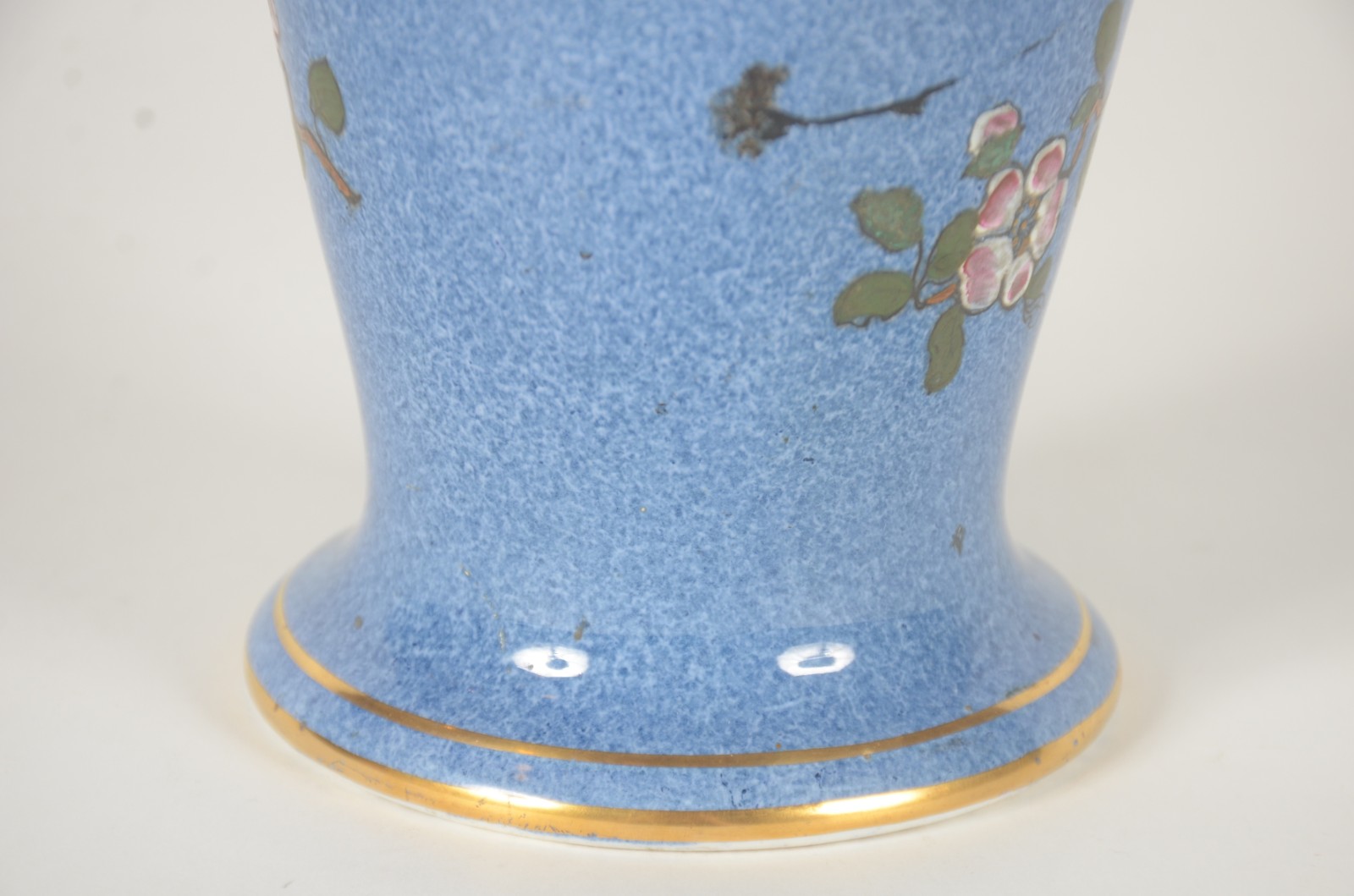 Vaso de porcelana inglesa decorada com ave do paraíso em policromia... - foto 6 de 8