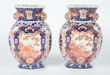 Par de antigos vasos de porcelana japonesa Imar... - Par de antigos vasos de porcelana japonesa Imari, ricamente decorados com flores e guirlandas nos tons de rouge de fer, azul cobalto, branco e r...