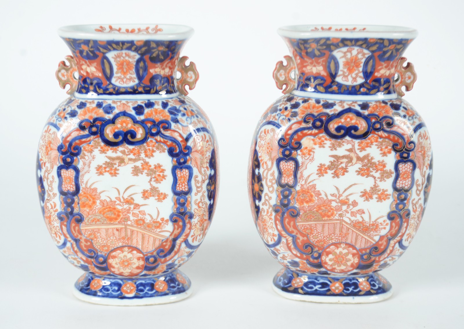 Par de antigos vasos de porcelana japonesa Imari, ricamente decorados... - foto 1 de 7