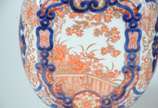 Par de antigos vasos de porcelana japonesa Imar... - Par de antigos vasos de porcelana japonesa Imari, ricamente decorados com flores e guirlandas nos tons de rouge de fer, azul cobalto, branco e r...