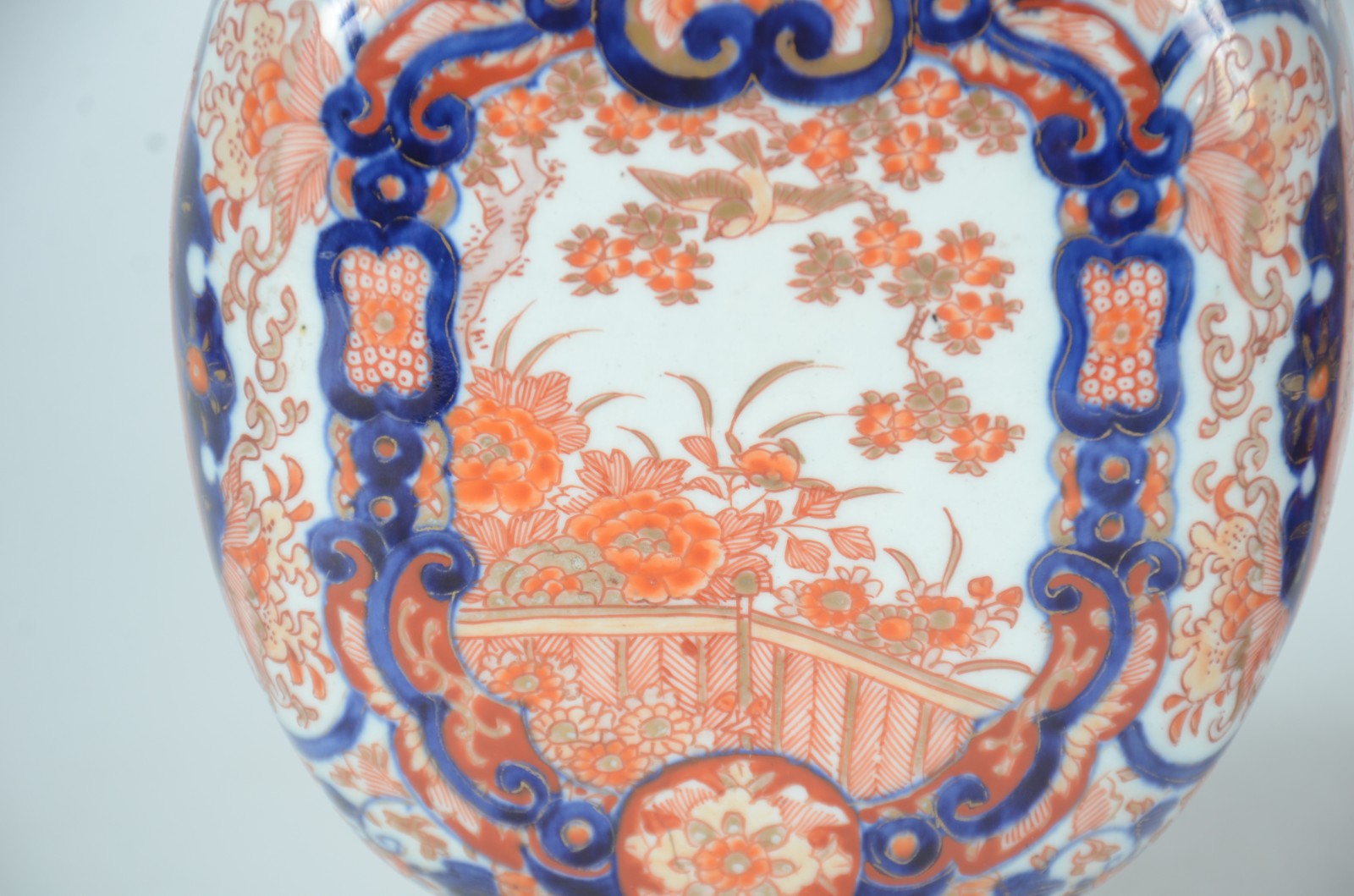 Par de antigos vasos de porcelana japonesa Imari, ricamente decorados... - foto 2 de 7