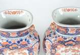 Par de antigos vasos de porcelana japonesa Imar... - Par de antigos vasos de porcelana japonesa Imari, ricamente decorados com flores e guirlandas nos tons de rouge de fer, azul cobalto, branco e r...