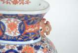Par de antigos vasos de porcelana japonesa Imar... - Par de antigos vasos de porcelana japonesa Imari, ricamente decorados com flores e guirlandas nos tons de rouge de fer, azul cobalto, branco e r...