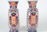 Par de antigos vasos de porcelana japonesa Imar... - Par de antigos vasos de porcelana japonesa Imari, ricamente decorados com flores e guirlandas nos tons de rouge de fer, azul cobalto, branco e r...