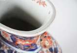 Par de antigos vasos de porcelana japonesa Imar... - Par de antigos vasos de porcelana japonesa Imari, ricamente decorados com flores e guirlandas nos tons de rouge de fer, azul cobalto, branco e r...