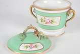 Vista Alegre (1824),  - Potiche de porcelana portuguesa, flores em policromia sobre fundo verde e realces dourados. Pega e alças com folhas e flores em relevo. (Folhas da tam