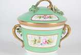 Vista Alegre (1824),  - Potiche de porcelana portuguesa, flores em policromia sobre fundo verde e realces dourados. Pega e alças com folhas e flores em relevo. (Folhas da tam
