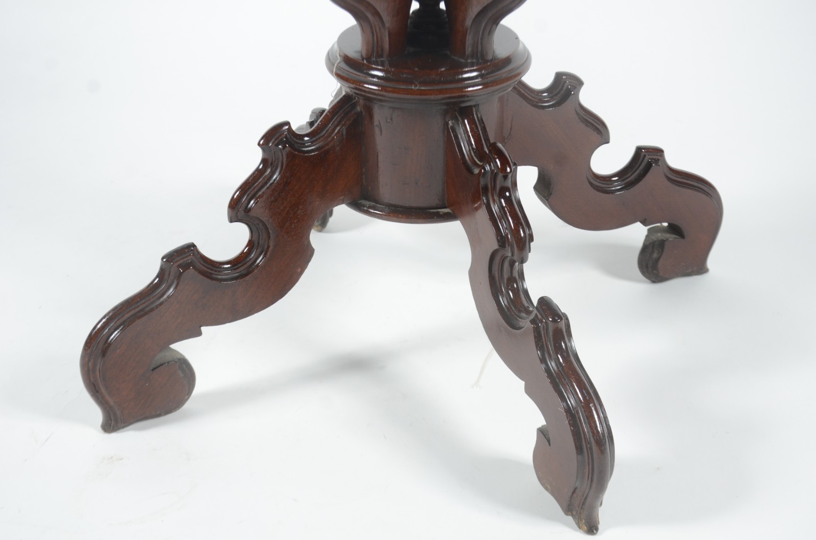 Mesa auxiliar de madeira nobre, tampo oval com borda trabalhada... - foto 6 de 7