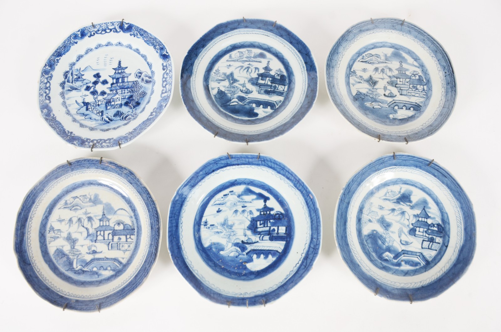 Seis antigos pratos de porcelana Macau em azul e branco decorados com... - foto 1 de 11
