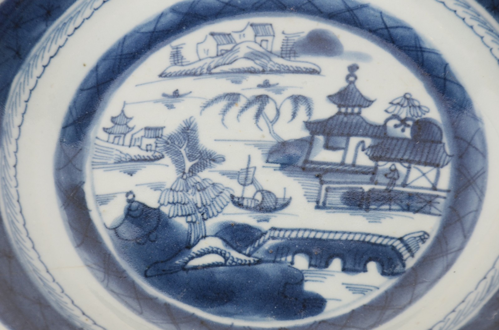 Seis antigos pratos de porcelana Macau em azul e branco decorados com... - foto 2 de 11