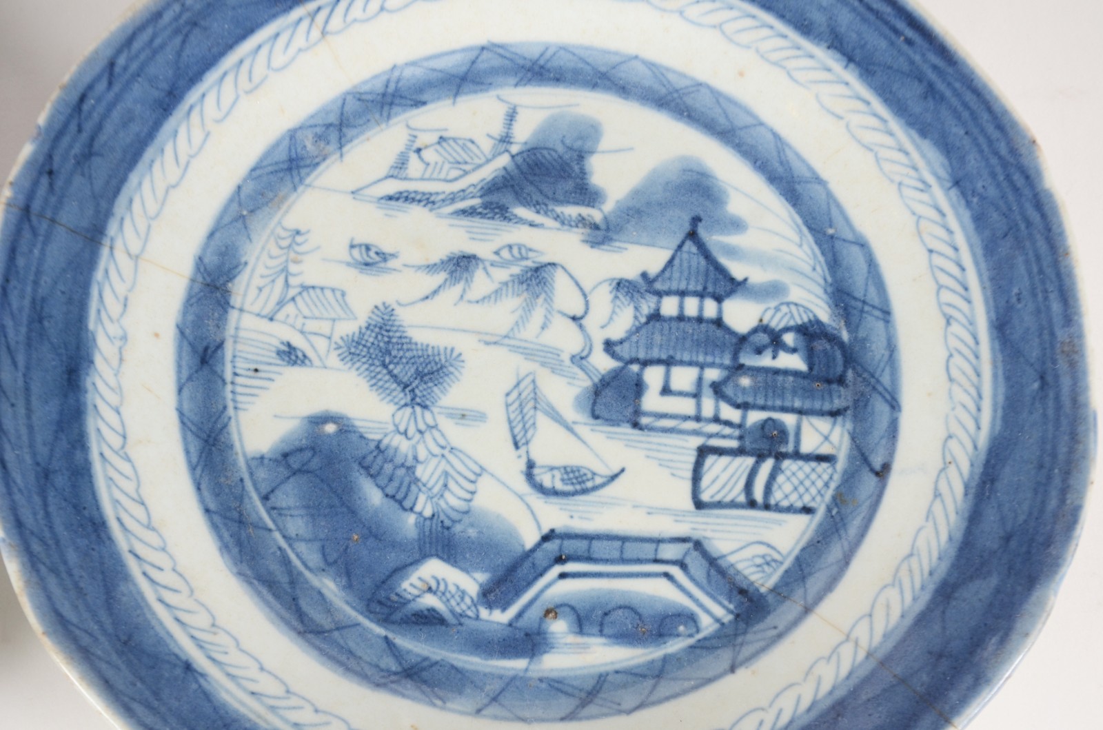 Seis antigos pratos de porcelana Macau em azul e branco decorados com... - foto 3 de 11